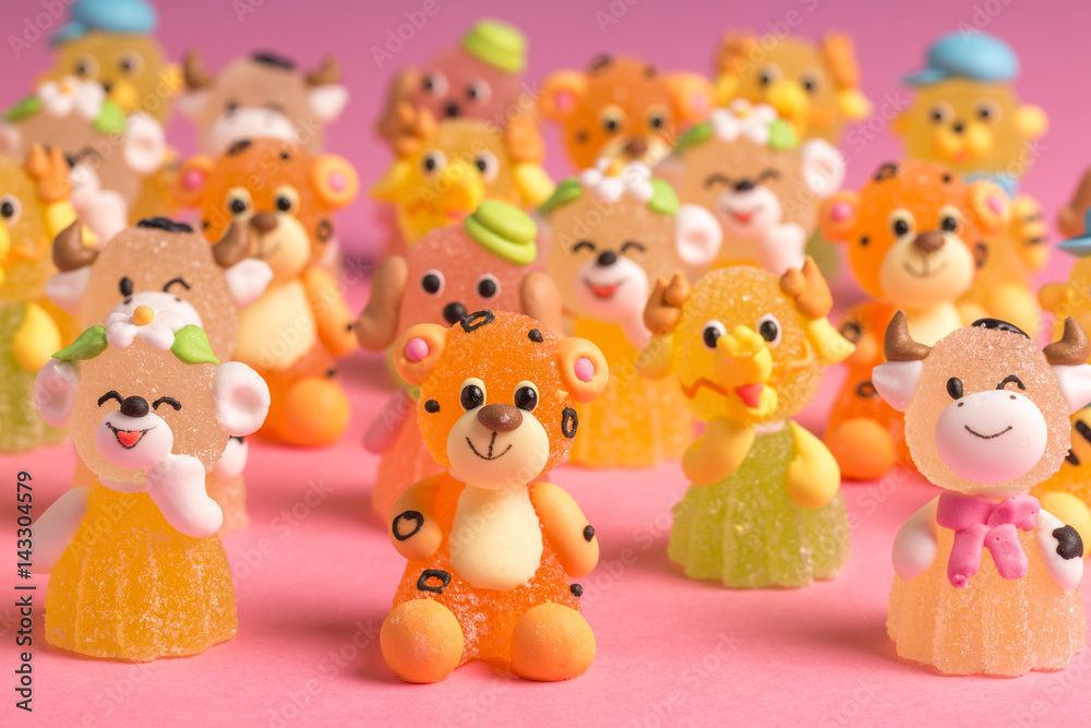 des friandises en pâte de fruit représentant divers personnages habillés des friandises en pâte de fruit représentant divers personnages habillés