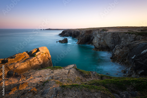 Vue sur la plage de Port Rhu et la Pointe du Percho sur la côte sauvage de la Presqu'Île de Quiberon à marée haute durant un lever de soleil - Presqu'Île de Quiberon photo