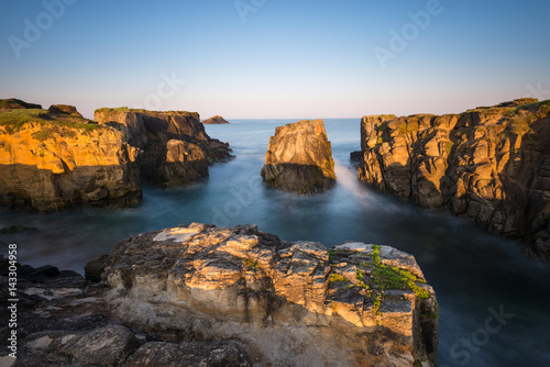 Lever de soleil sur les falaises de la plage de Port Bara sur la Côte Sauvage en Presqu'Île de Quiberon (GR34) - St Pierre Quiberon en Bretagne photo