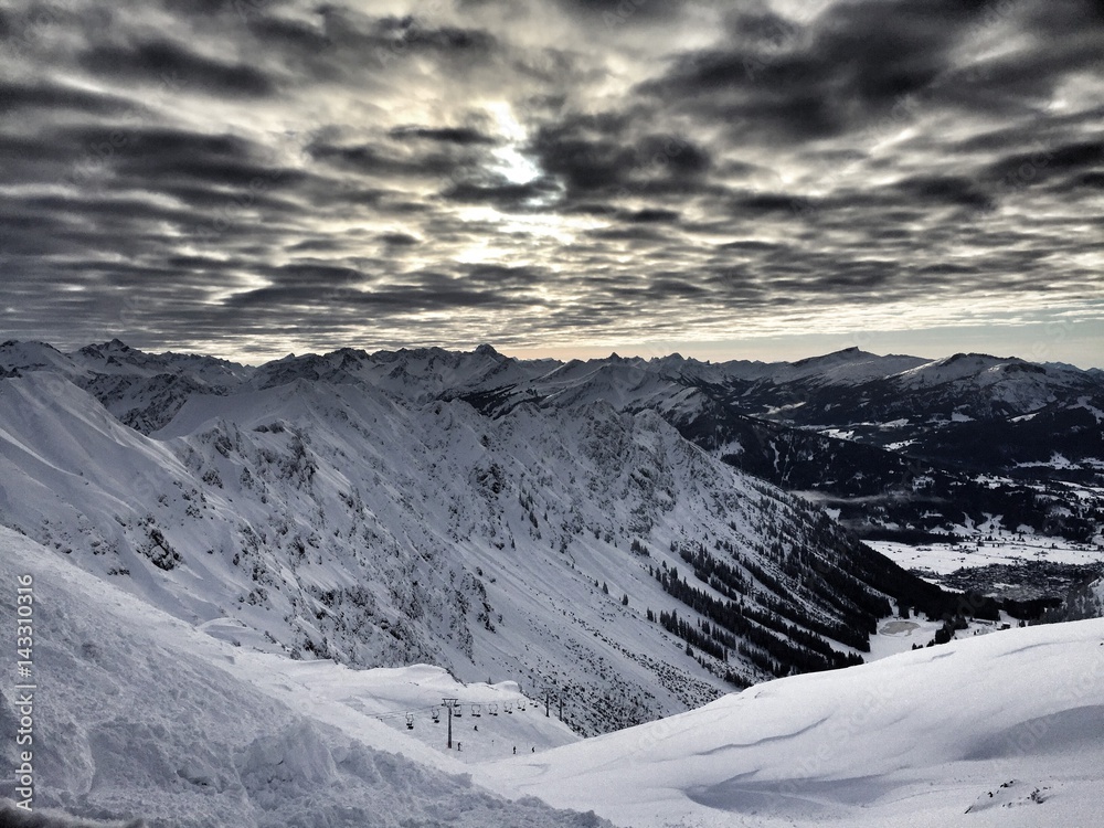 Fototapeta premium Alpen mit interessanten Wolkenhimmel
