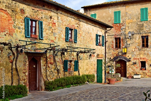 tipiche abitazioni toscane nel vecchio borgo di Monteriggioni in provincia di Siena in Italia