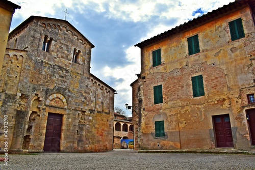 Fototapeta Naklejka Na Ścianę i Meble -  vecchio borgo toscano di Abbadia a Isola in provincia di Siena in Italia