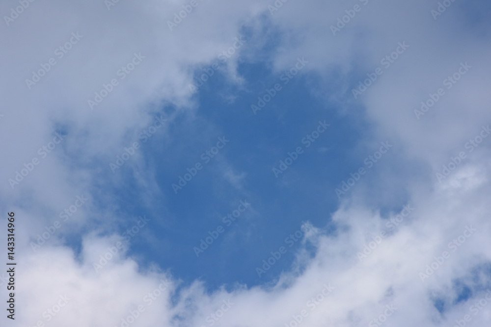 青空と雲（雲間から丸く開けた青空）未来、成功、○など前向きなイメージ・自由な文字入れスペース