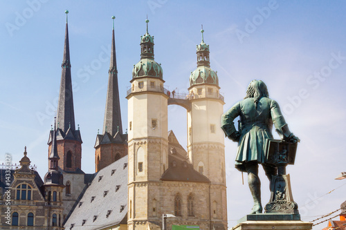 Obraz na płótnie Halle an der Saale mit Georg Friedrich Händel Denkmal auf dem Marktplatz und den Hausmannstürmen der Marktkirche. w salonie