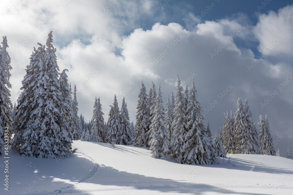 Naklejka premium Bright white mountain in sunny day