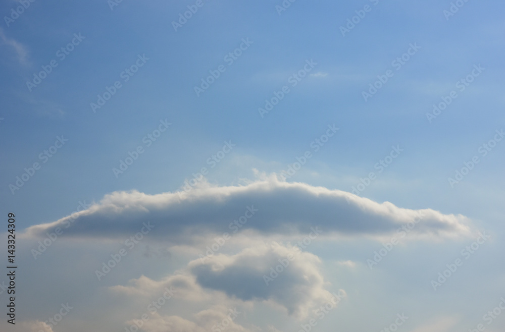 青空と細長い不思議な雲 空想 細長い雲のモンスターや羊 Stock 写真 Adobe Stock