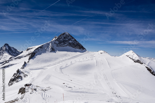 Skipiste am Skigebiet Hintertux Gletscher in den Zillertaler Alpen photo