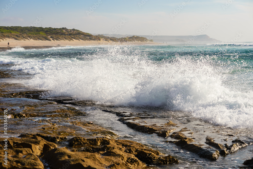 tosende, kraftvolle Wellen brechen an der Korallenküste Australiens, wundervolle Küstenlinie Westaustraliens, Western australia, Indischer ozean, Australien tosende, kraftvolle Wellen brechen an der Korallenküste Australiens, wundervolle Küstenlinie Westaustraliens, Western australia, Indischer ozean, Australien