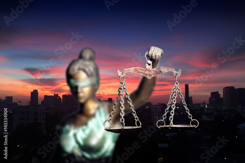 Foto Lady Justice and city in dawn time