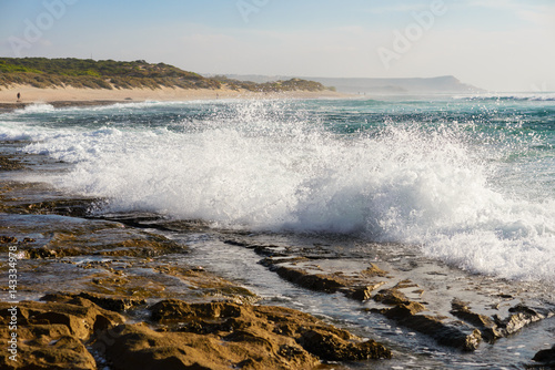 tosende, kraftvolle Wellen brechen an der Korallenküste Australiens, wundervolle Küstenlinie Westaustraliens, Western australia, Indischer ozean, Australien