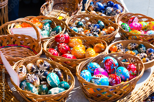 Obraz na płótnie Bemalte Ostereier auf dem Ostermarkt. w salonie