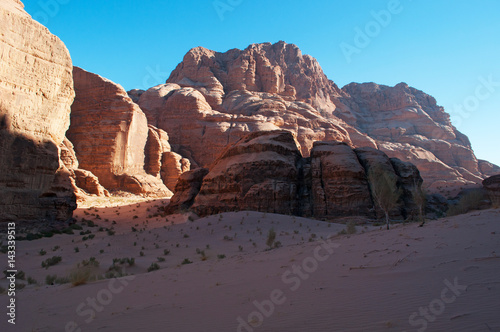 Giordania, 2013/03/10: il paesaggio giordano e il deserto del Wadi Rum, la Valle della Luna simile al pianeta Marte, una valle scavata nella pietra arenaria e nelle rocce di granito