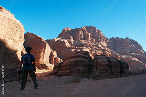 Giordania, 2013/03/10: un uomo di spalle guarda il deserto del Wadi Rum, la Valle della Luna simile al pianeta Marte, una valle scavata nella pietra arenaria e nelle rocce di granito
