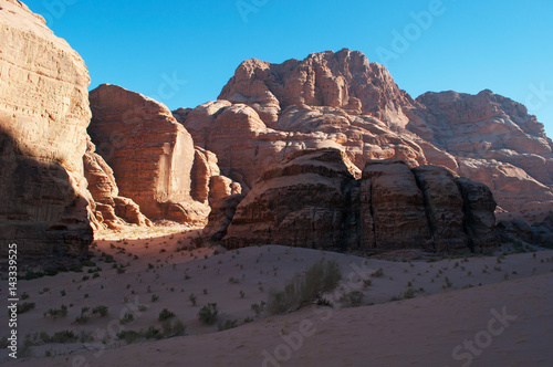 Giordania, 2013/03/10: il paesaggio giordano e il deserto del Wadi Rum, la Valle della Luna simile al pianeta Marte, una valle scavata nella pietra arenaria e nelle rocce di granito