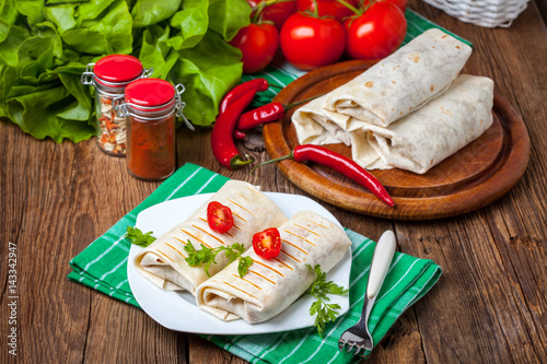 Burritos filled wiht minced meat, bean and vegetables.