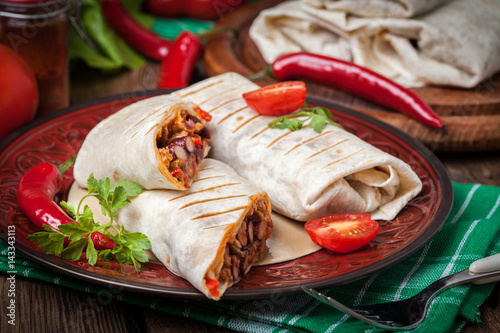 Burritos filled wiht minced meat, bean and vegetables.