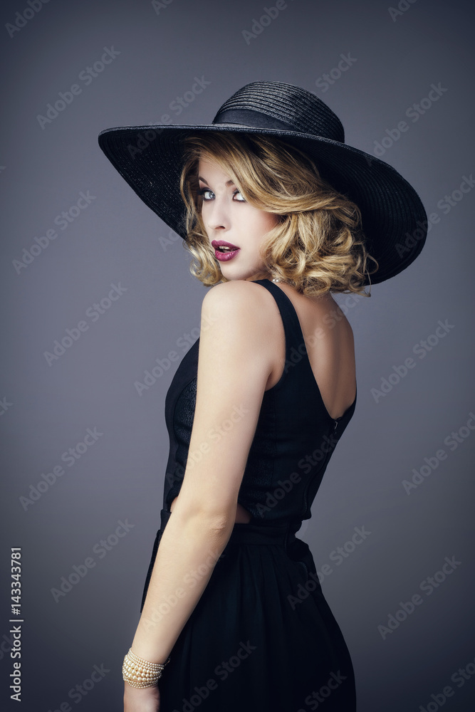 Jeune femme avec un chapeau , de dos, le regard vers l'objectif Photos |  Adobe Stock