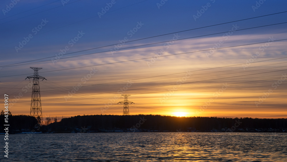 панорама линии электропередач на берегу водохранилища на закате дня, Энергия