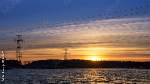 панорама линии электропередач на берегу водохранилища на закате дня, Энергия