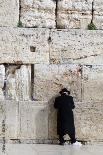 Rezando en el Muro Oeste de Jerusalén