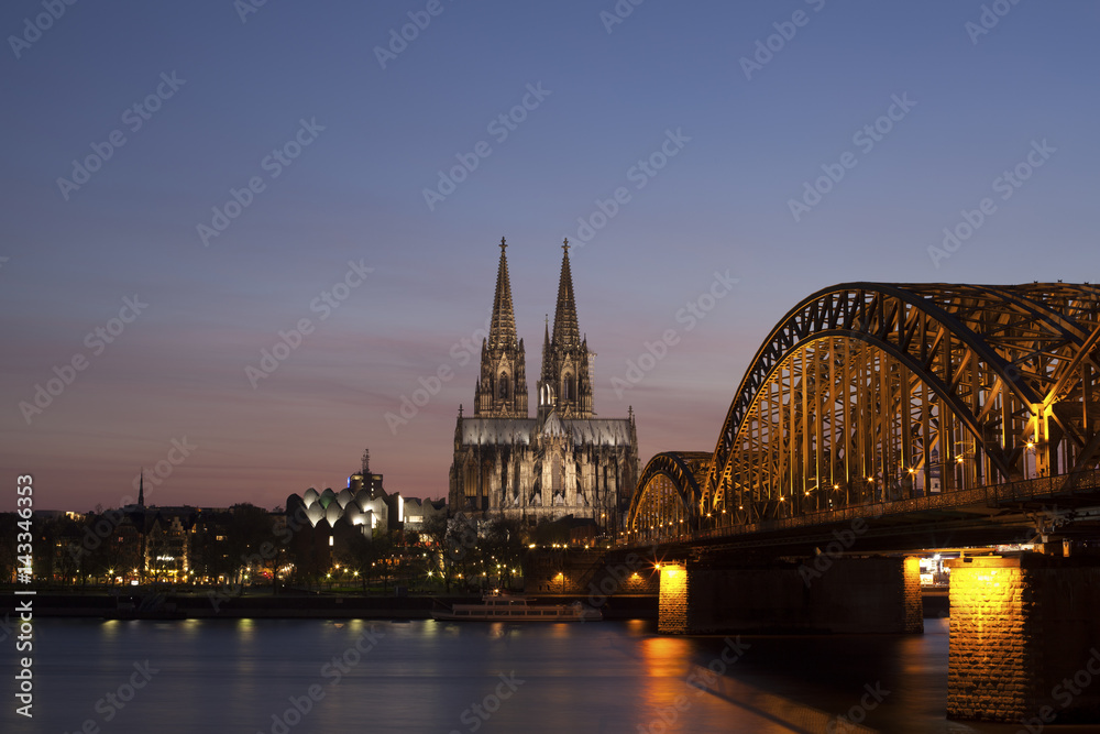 Fototapeta premium Hohenzollernbrücke mit Dom im Hintergrund