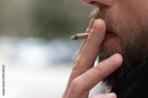 Uomo che fuma una sigaretta photo