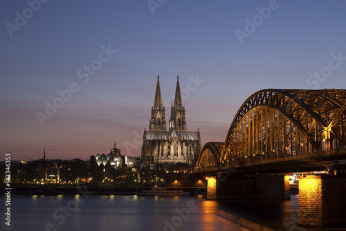Hohenzollernbrücke mit Dom im Hintergrund © nokturnal