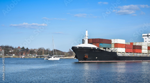 Schiff auf Nord-Ostsee-Kanal bei Rendsburg photo