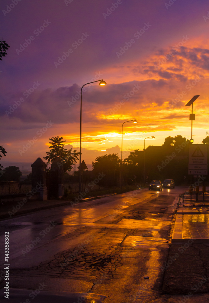 tramonto su una suggestiva strada in una giornata piovosa 