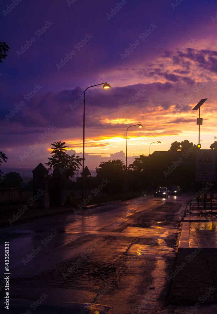 tramonto su una suggestiva strada in una giornata piovosa 