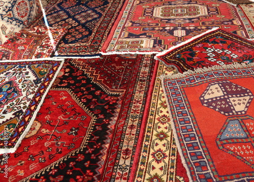 faillissement Goed Krachtcel Fotobehang veel tapijten van verschillende kwaliteit te koop in de markt -  Nikkel-Art.be