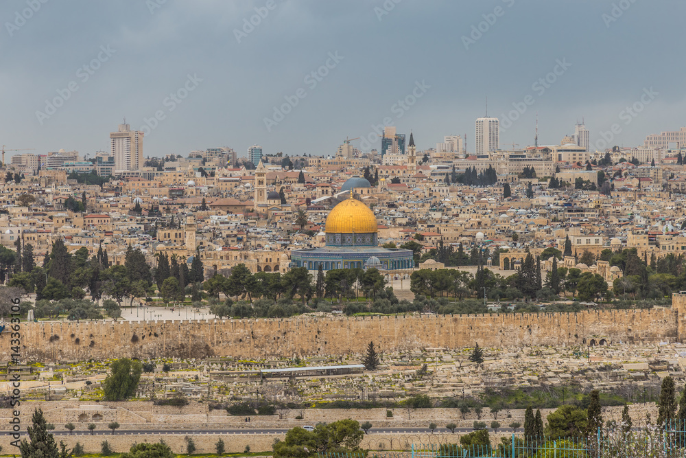 Obraz premium Panoramic view of Jerusalem Old city and the Temple Mount, Dome of the Rock and Al Aqsa Mosque from the Mount of Olives in Jerusalem, Israel.