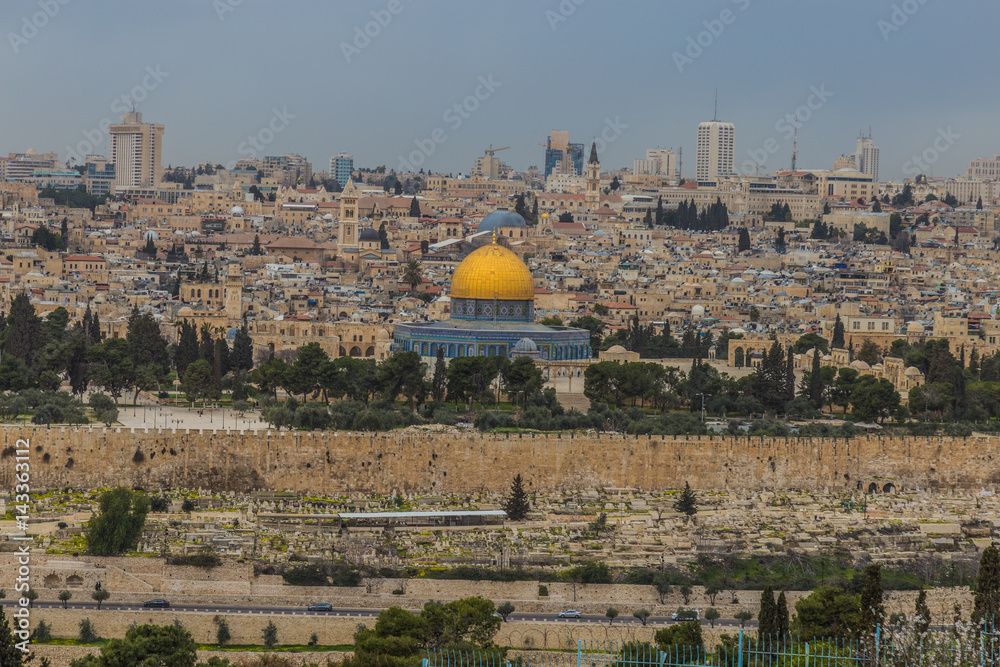 Obraz premium Panoramic view of Jerusalem Old city and the Temple Mount, Dome of the Rock and Al Aqsa Mosque from the Mount of Olives in Jerusalem, Israel.