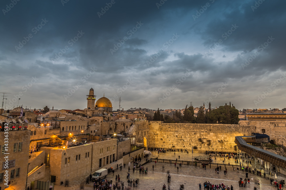 Fototapeta premium Wzgórze Świątynne - Ściana Płaczu i Złota Kopuła na Skale na starym mieście w Jerozolimie, Izrael