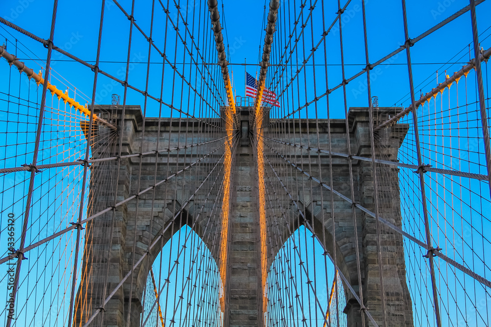 Obraz premium Nowy Jork - amerykańska flaga na Brooklyn Bridge