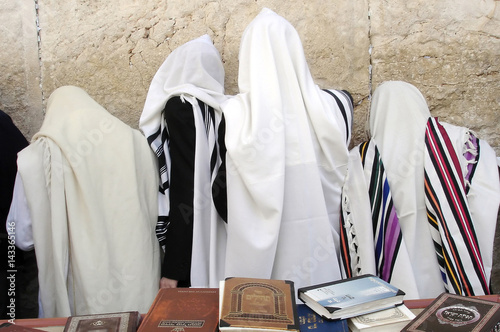 Fotografie Orthodox Jewish men pray at the Western Wall  in Jerusalem Israel