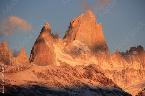 Fototapeta Naklejka Na Ścianę i Meble -  Sunrise in Cerro Fitz Roy. El Chalten (Argentina's Trekking Capital) - Patagonia.