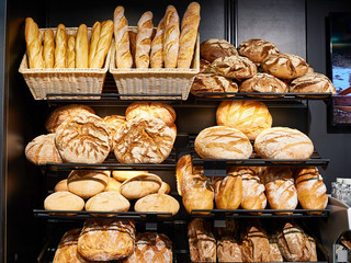 Papier peint photo Boulangerie Pains frais sur étagères de boulangerie  © Sergey Ryzhov