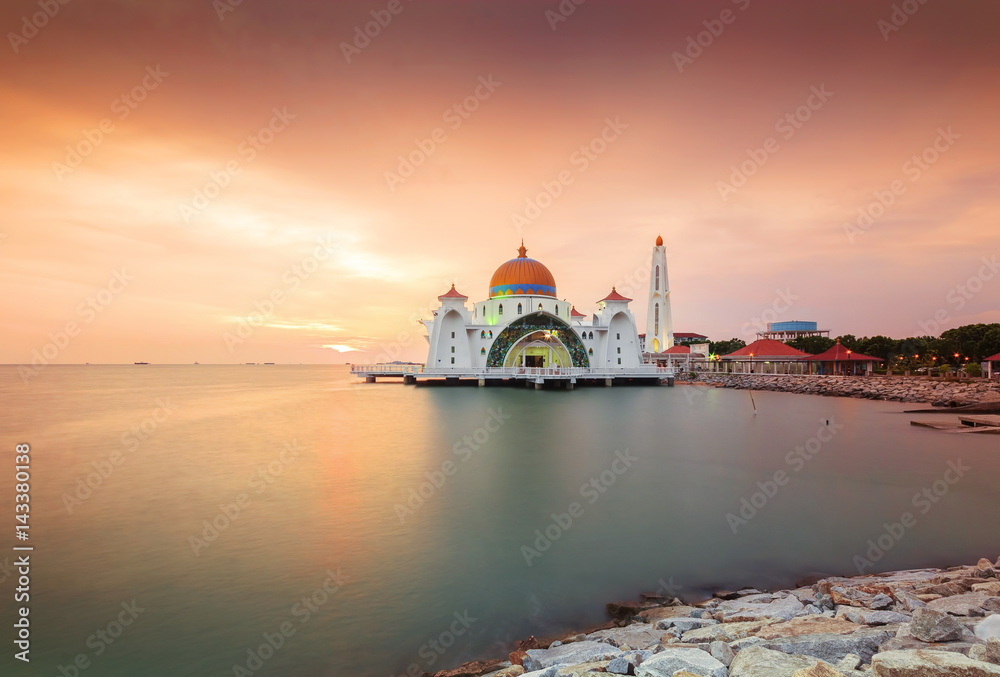 Φωτογραφία Malacca Straits Mosque ( Masjid Selat Melaka), It is a mosque located on the man-made Malacca Island near Malacca Town, Malaysia