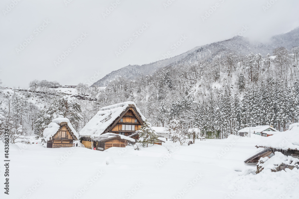 Naklejka premium Starożytna wioska w Shirakawago w Japonii jest wpisana na Listę Światowego Dziedzictwa UNESCO. To słynne miejsce do zwiedzania