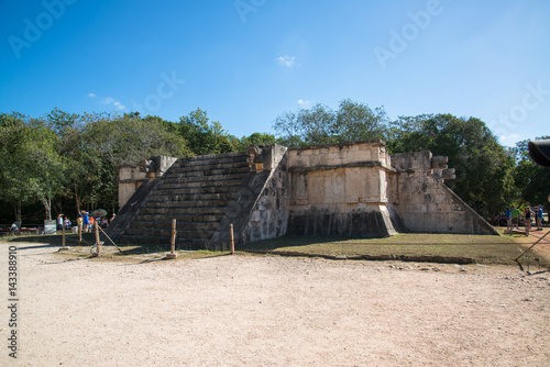Ruins in Mayan archeological site of Chichen Itza.Mayan archeological site of Chichen Itza, Yucatan, Mexico. © pe3check
