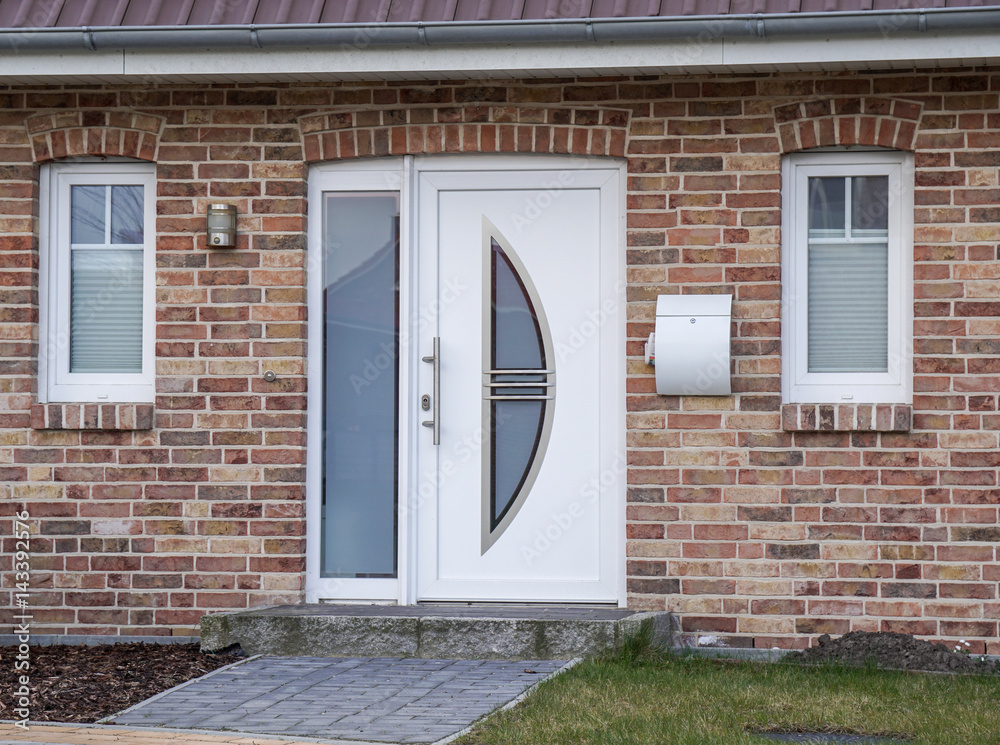 Fototapeta premium Weiße Haustür eines Hauses