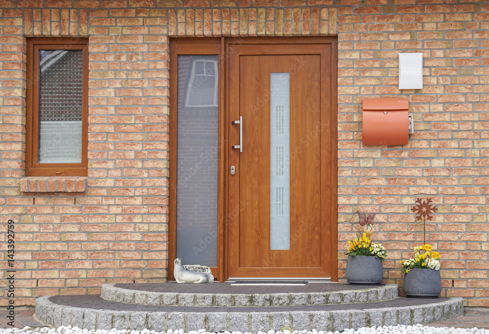 Obraz premium Braune Holztür eines Hauses