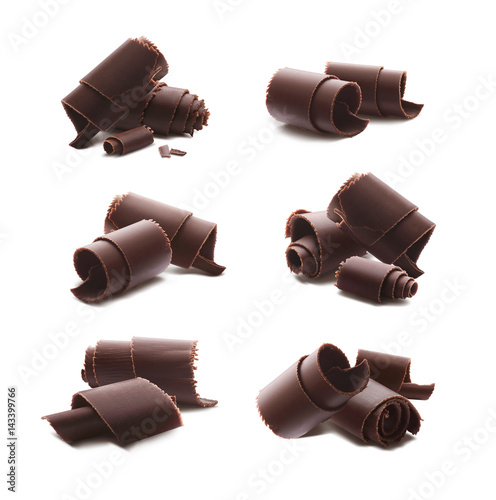 Φωτογραφία Chocolate curls shavings isolated on white background
