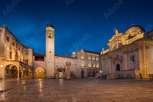 Fototapeta Dubrovnik. Beautiful romantic streets of old town Dubrovnik during twilight blue hour.