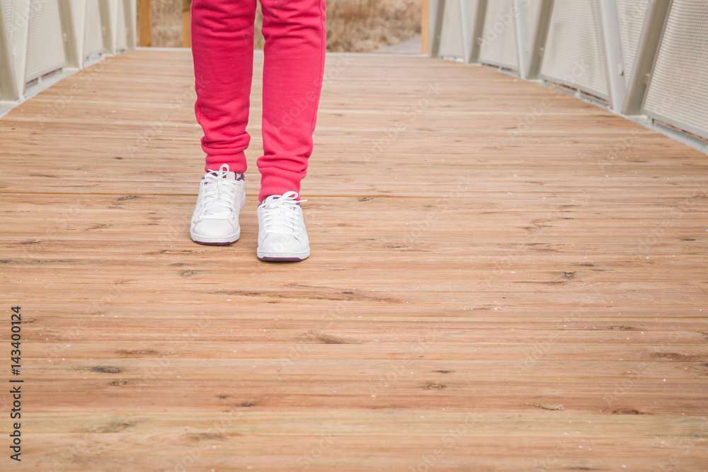 Φωτογραφία Woman walking on the wooden footbridge in the morning