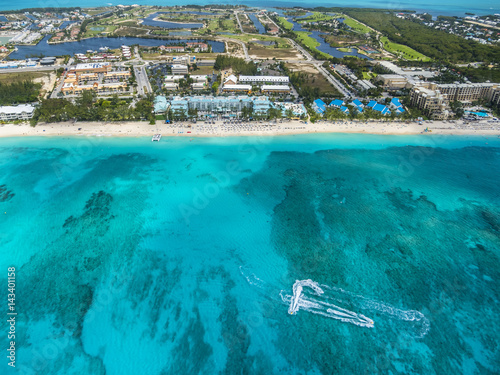 Foto Flug über George Town und den Seven Miles Beach, Luxus Hotels und Appartements,