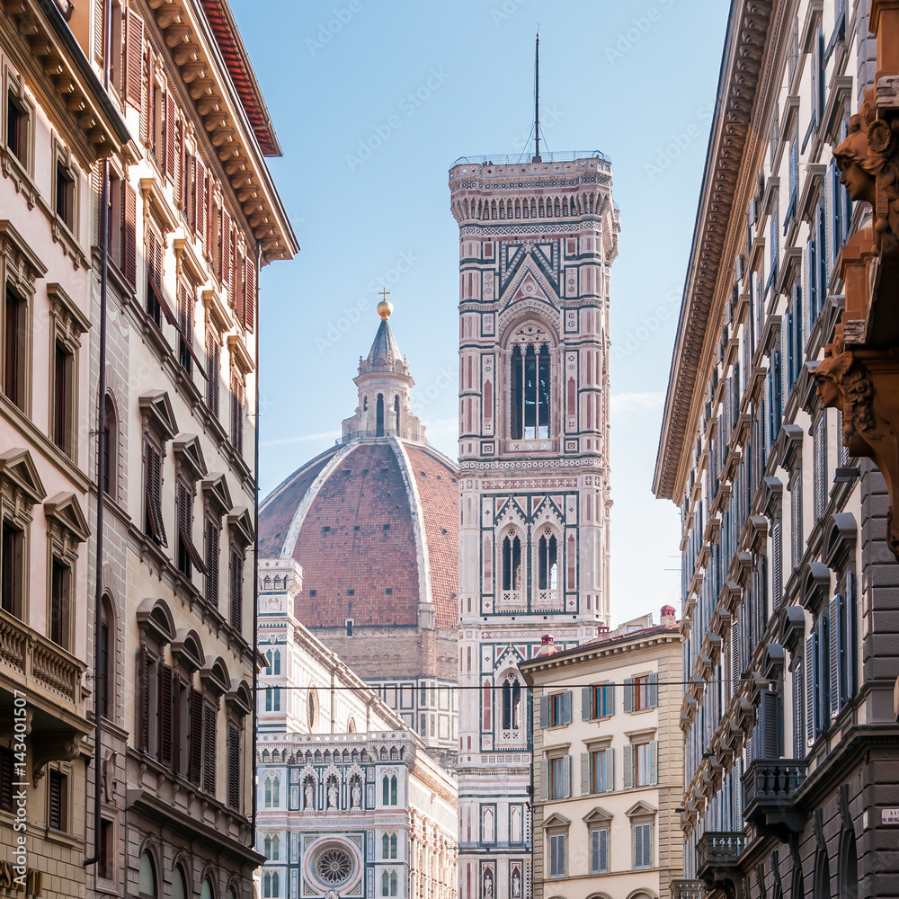 Cathédrale Santa Maria de Fiore avec son campanile au fond, depuis une rue de Florence, en Toscane, Italie