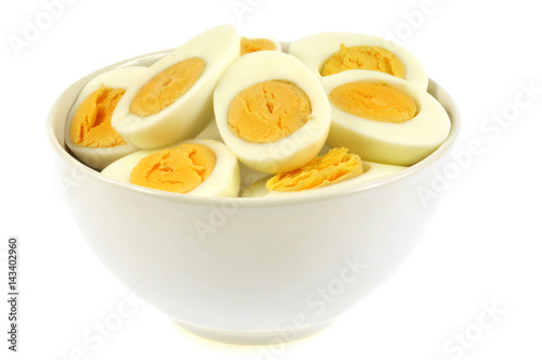 Bol d’œufs durs sur fond blanc