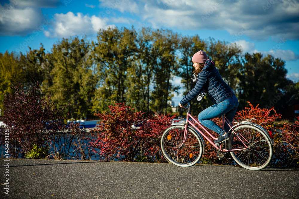 Obraz premium Girl biking in city